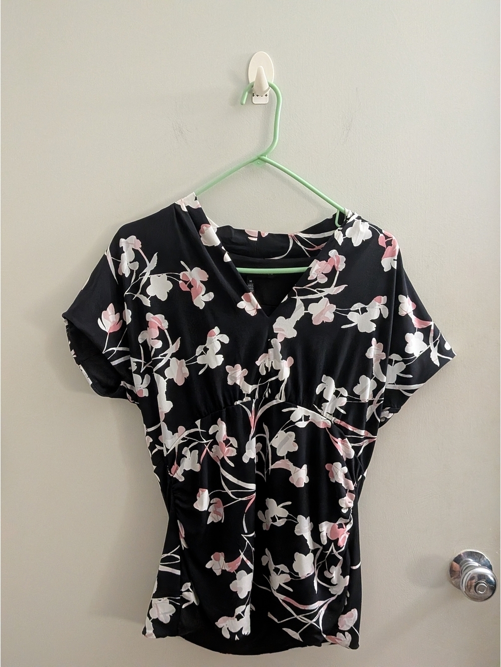 White House Black Market Floral Ruched V-Neck Top Blouse Dolman Sleeves Med EUC